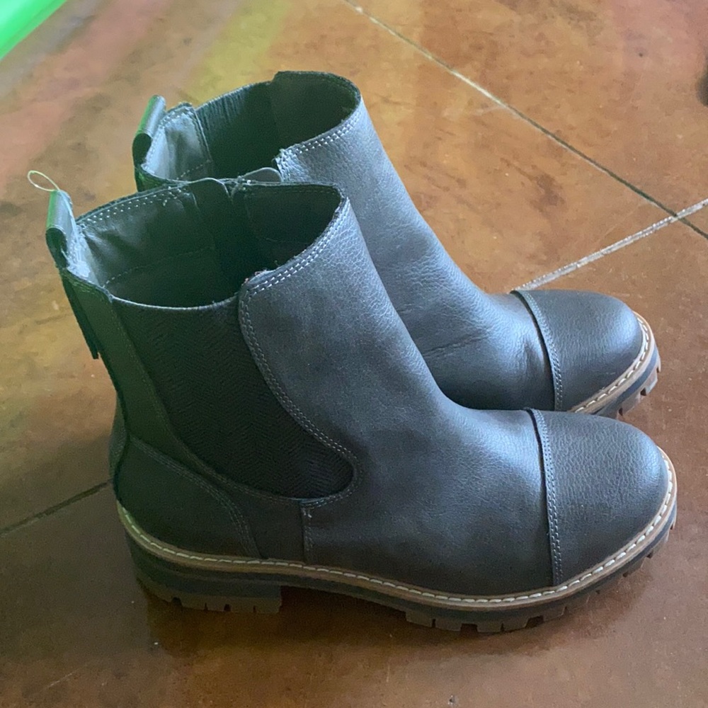 Time and Tru Size 7 Gray Boots